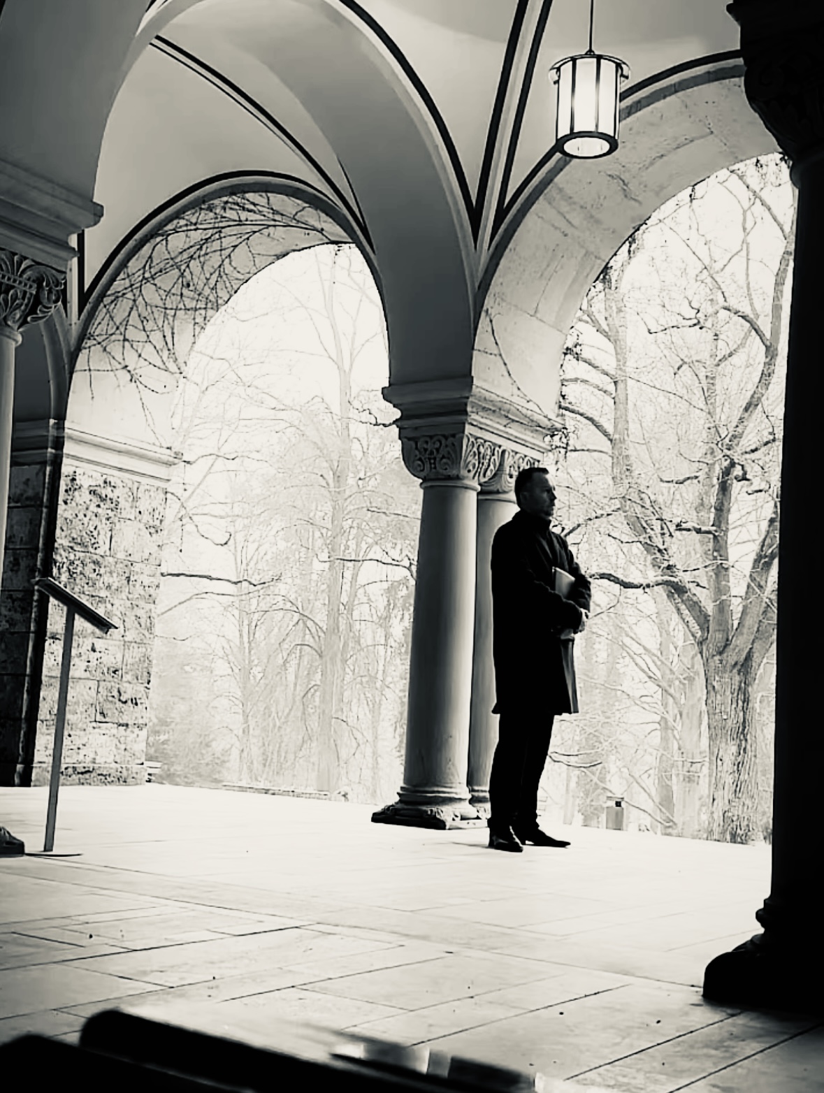 Thomas Meyer in einer ruhigen Arkade