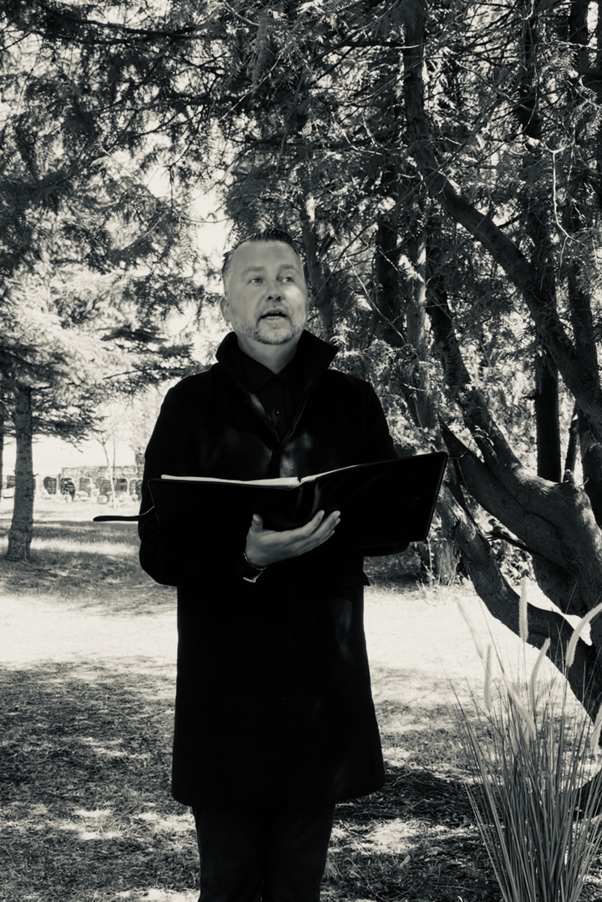 Thomas Meyer mit geöffneter Redemappe